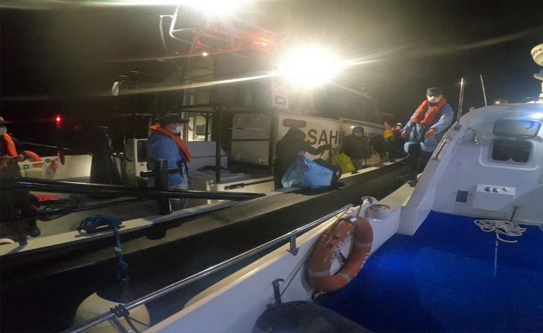 İzmir açıklarında sürüklenen lastik bottaki 41 sığınmacı kurtarıldı