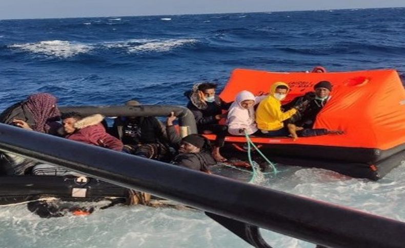 İzmir açıklarında Yunan unsurlarınca geri itilen 31 düzensiz göçmen kurtarıldı