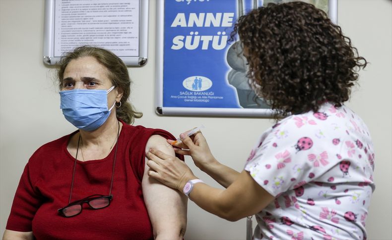 İzmir'de 425 bin doz CoronaVac aşısı uygulandı
