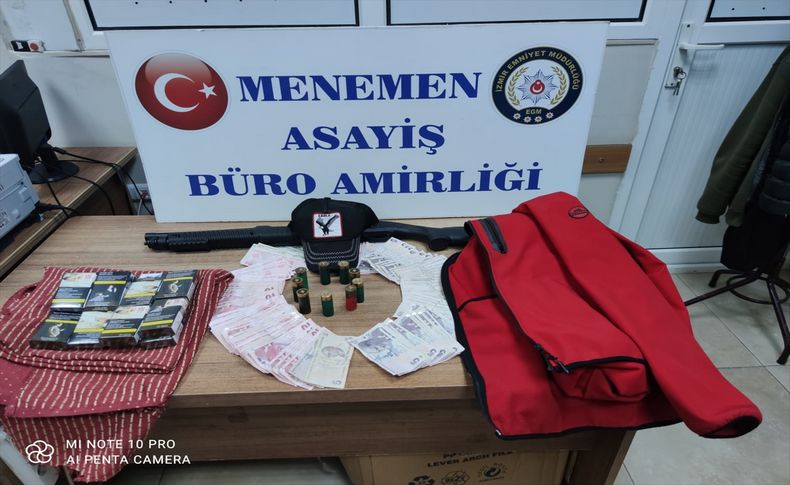 İzmir'de akaryakıt istasyonundaki hırsızlık güvenlik kamerasına yansıdı