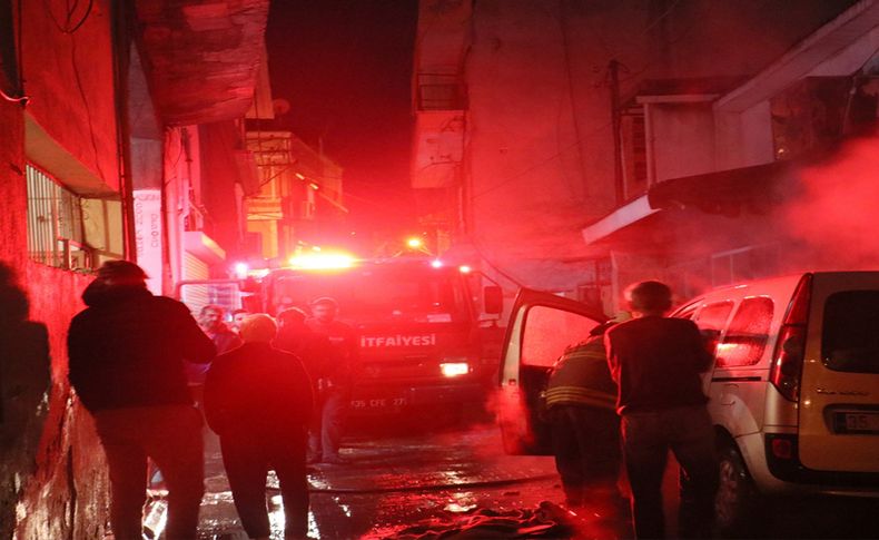 İzmir'de çıkan yangında 2 araç ve 1 iş yerinde hasar oluştu