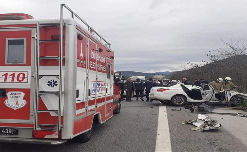 İzmir'de kamyona arkadan çarpan otomobilin sürücüsü öldü