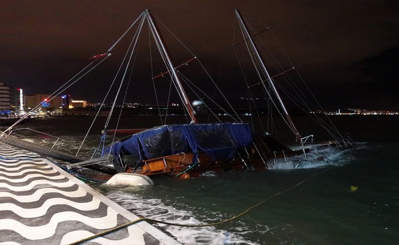 İzmir'de kuvvetli rüzgar! Kordon'da tekne yan yattı