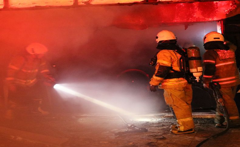 İzmir'in iki ilçesinde yangın paniği