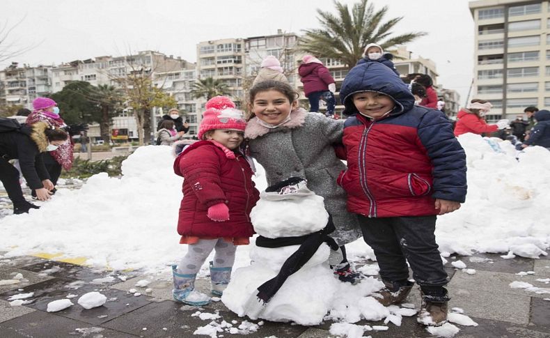 Karşıyakalı çocuklara kar sürprizi!