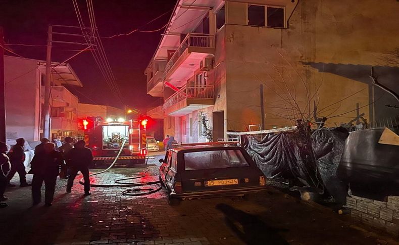 İzmir'de çatı katı yangını korkuttu