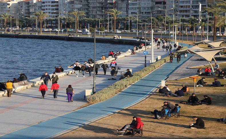 Sıcak havayı fırsat bilen İzmirliler sahile akın etti