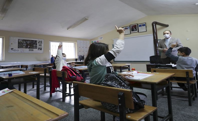 Yüz yüze eğitime başlayan öğrenciler okullarına kavuştu