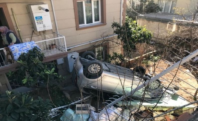 Apartman bahçesine devrilen otomobilin altında kalan çocuk yaralandı