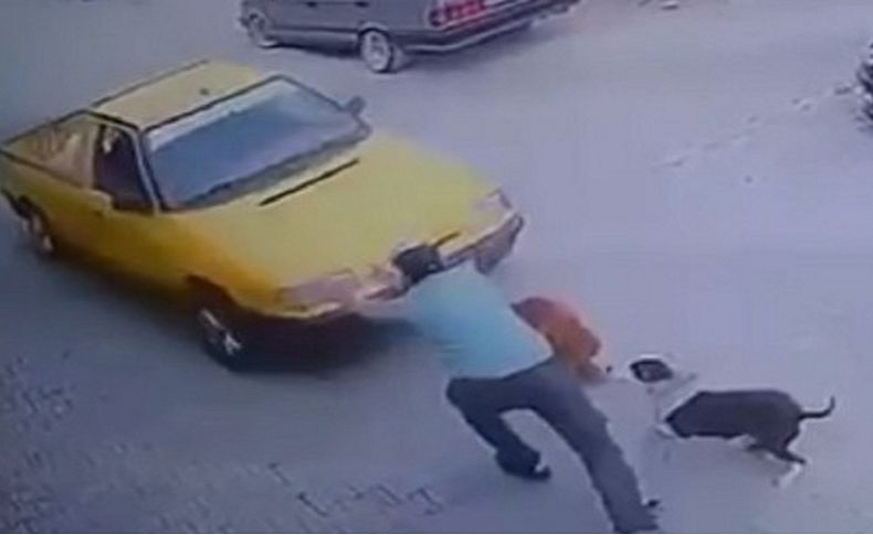 İzmir'de bir kişinin, üzerine gelen pikabı durdurması kamerada