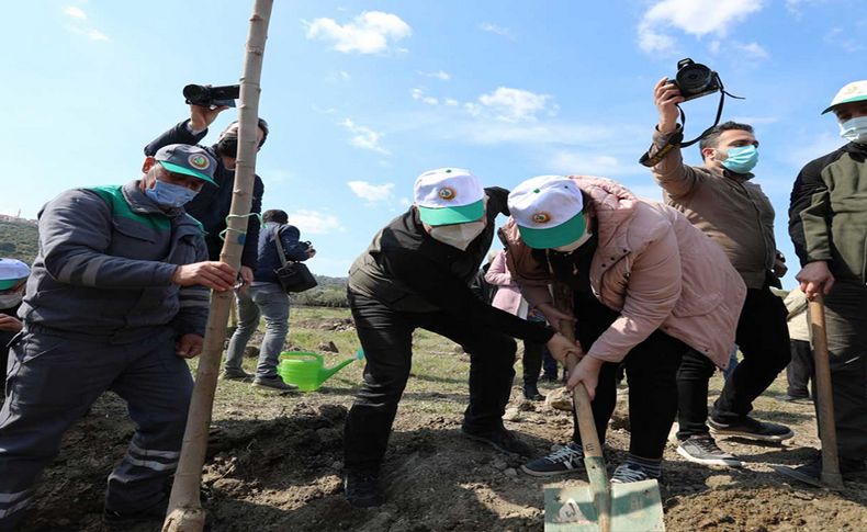Bakan Pakdemirli'nin talimatıyla İzmir'de 50 dut fidanı, otizmli öğrenciler için toprakla buluştu