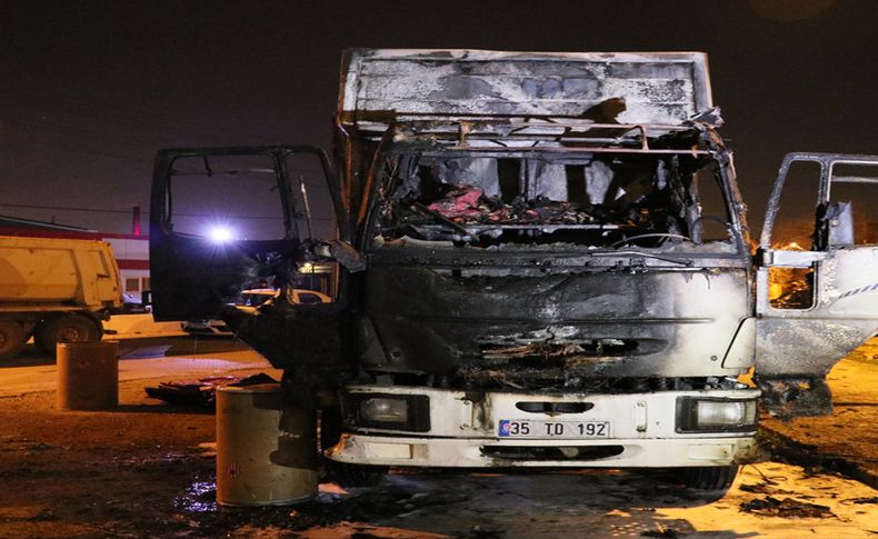 Çıkan yangında bir kamyon kullanılamaz hale geldi