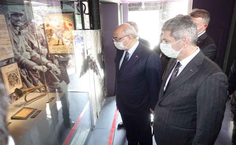 İçişleri Bakan Yardımcısı İnce, İzmir'de yaya farkındalığı için 'kırmızı çizgi' çekti