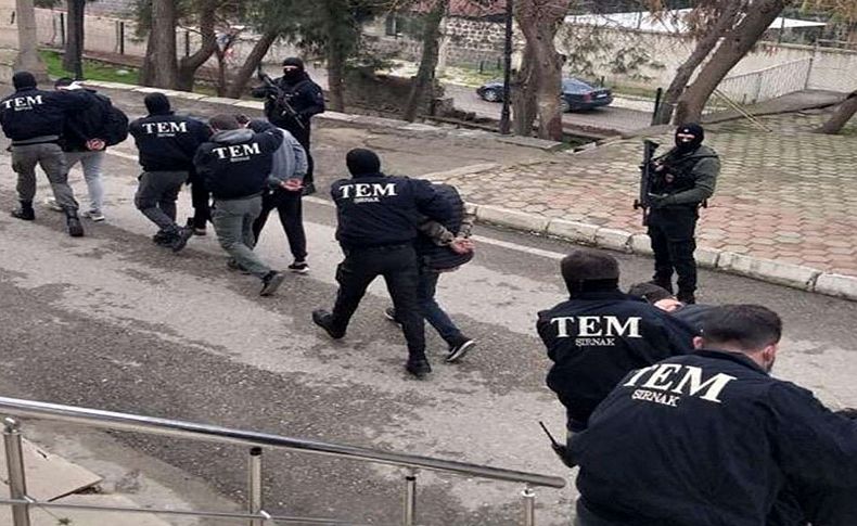 İzmir'deki FETÖ'nün hücre evlerine yönelik operasyonda yakalanan 18 şüpheli tutuklandı