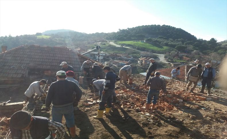 İzmir'de dayanışma örneği! Mahalle sakinleri, komşularının harabe evini imece usulüyle yeniledi