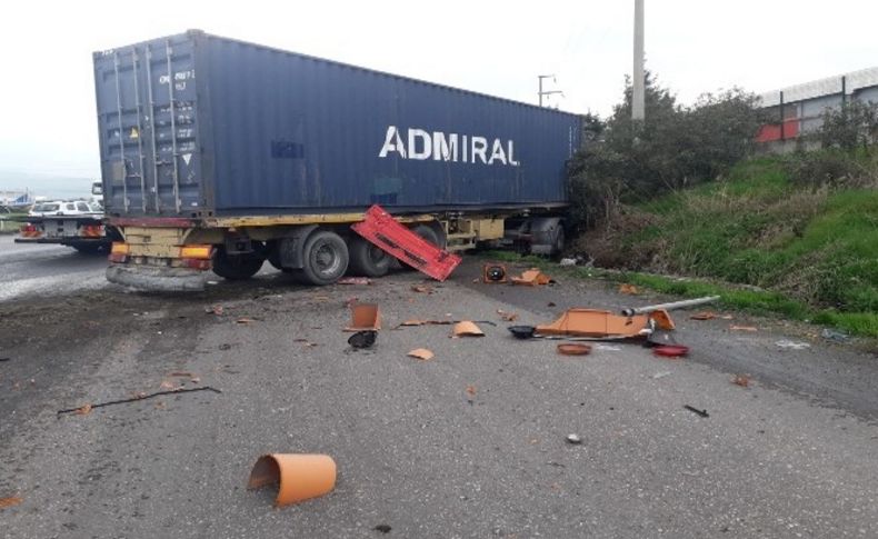 İzmir'de faciadan dönüldü: İki tır ile kamyon çarpıştı