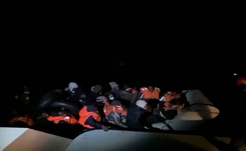 İzmir'de fırtınada lastik botla sürüklenen 34 sığınmacı kurtarıldı