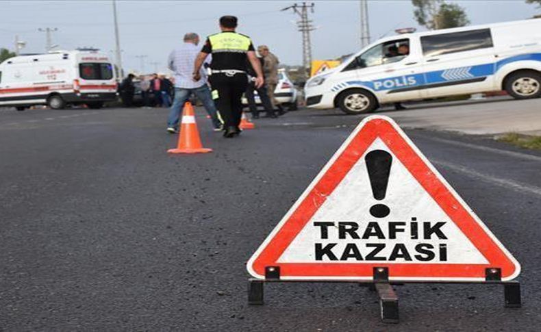 İzmir'de kamyona çarpan motosikletin sürücüsü yaşamını yitirdi