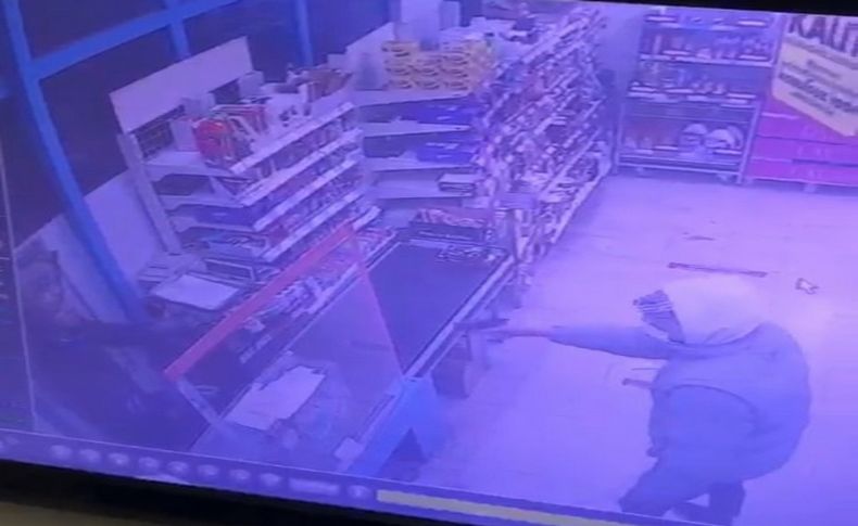 İzmir'de markete soygun girişimi güvenlik kamerasında