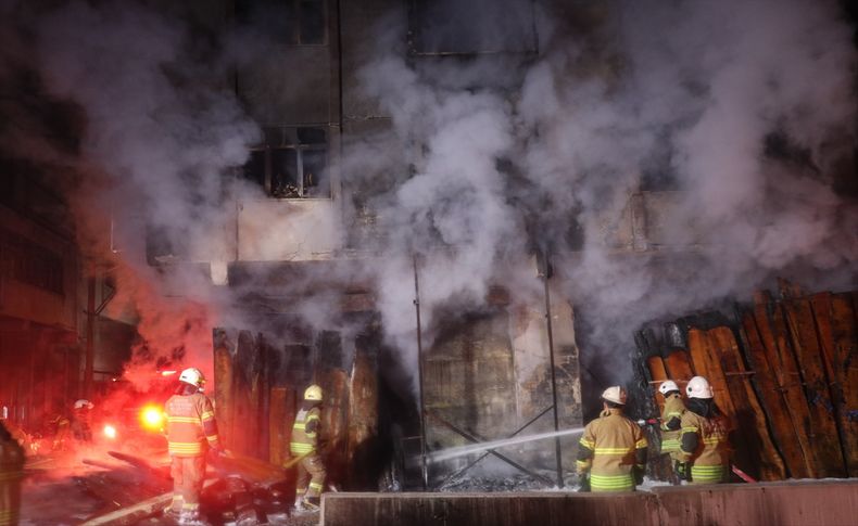 İzmir'de mobilya atölyesinde çıkan yangın hasara neden oldu