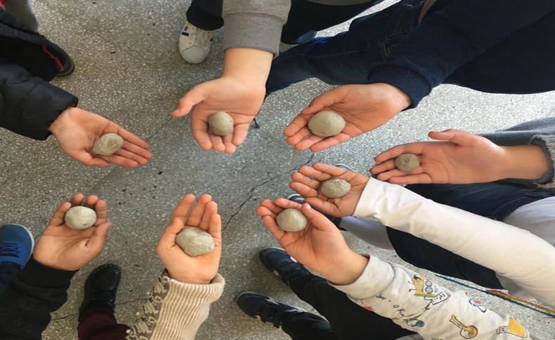 İzmir'de öğrenciler hazırladıkları tohum toplarını toprakla buluşturdu