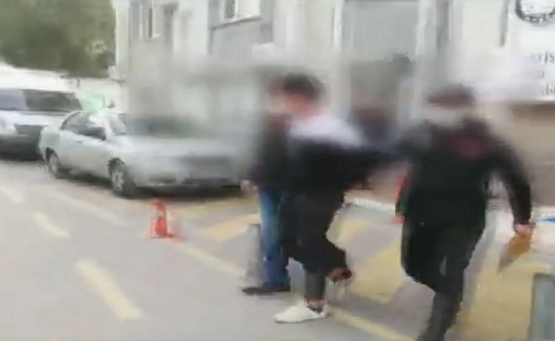 İzmir'de terör örgütünü övücü slogan atan 5 kişi gözaltına alındı