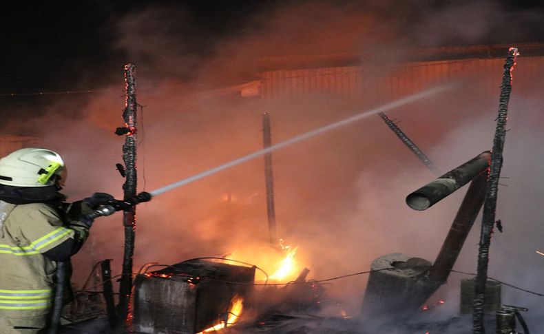 İzmir'de tır bakım istasyonunda yangın