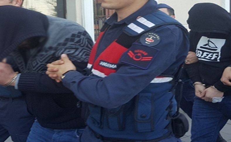 İzmir'de yaşlı kadını gasbeden 3 kişi tutuklandı