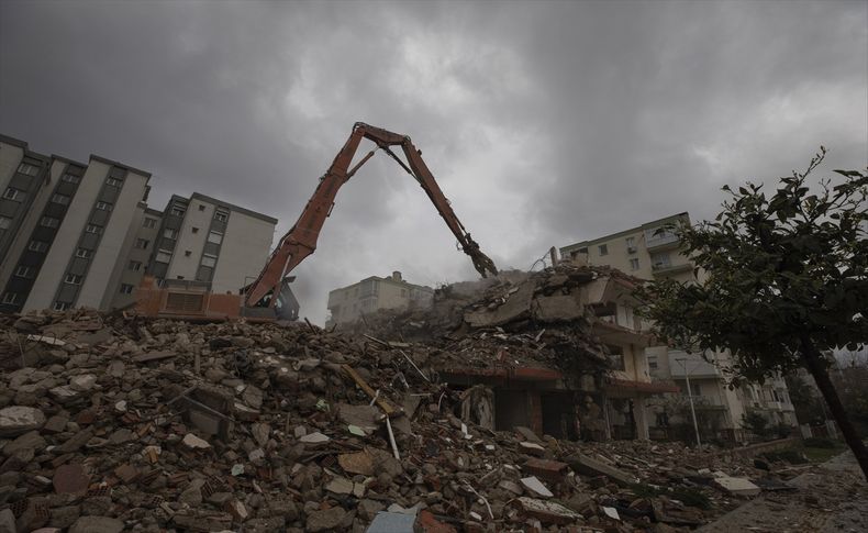 İzmir'deki depremde ağır hasar gören 488 bina daha yıkılacak