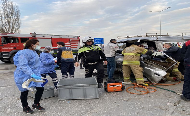 İzmir'deki zincirleme trafik kazasında 2 kişi yaralandı