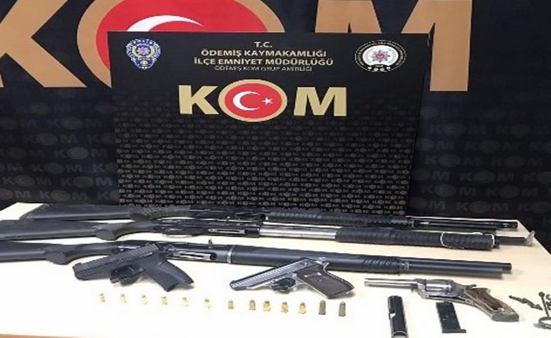 İzmir polisi, silah tacirlerini yakaladı