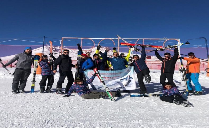 İzmirli Roman gençler Erciyes'te kayak eğitimi aldı