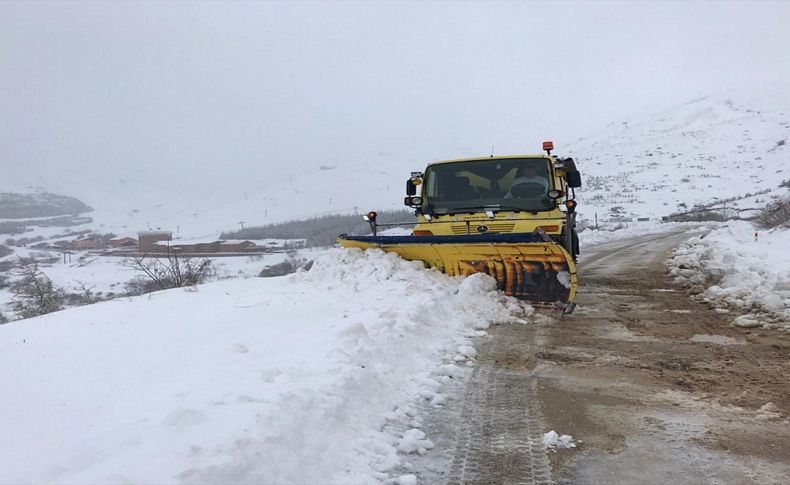 Ödemiş'te kar yağışı sonrası ekipler tuzlama çalışması yaptı