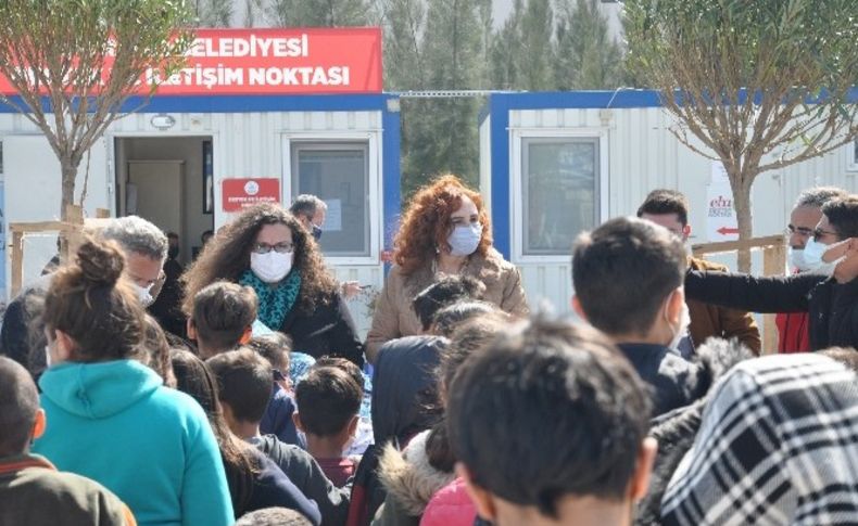 Üniversite öğrencilerinden depremzede çocuklara oyuncak