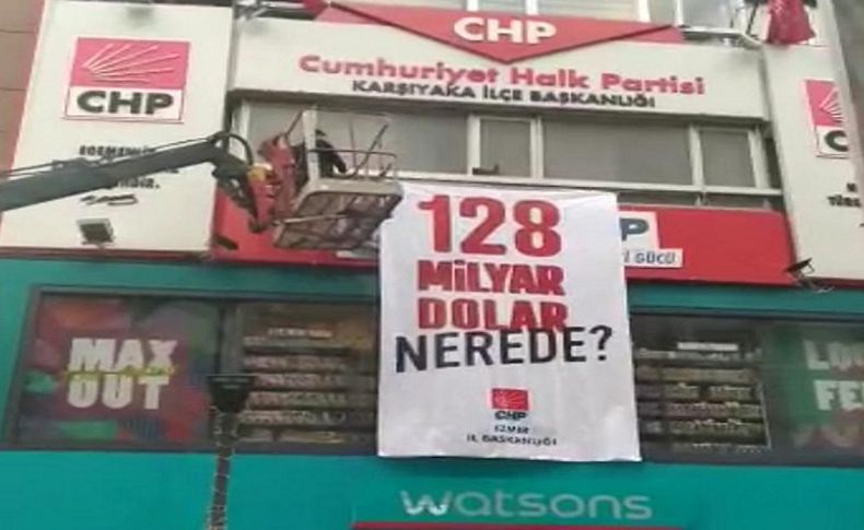 '128 milyar dolar nerede?' pankartları vinçle kaldırıldı... CHP'li başkanlardan tepki!