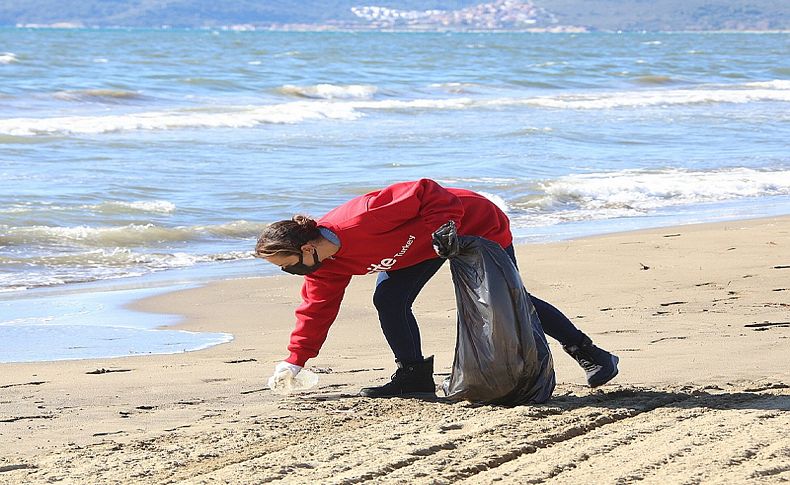 Başkan Sengel Pamucak Sahili'ni temizledi