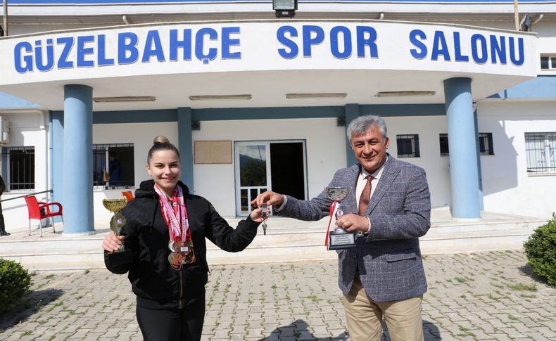 Başkandan 'İnce' hareket: Spor salonunun anahtarını şampiyona teslim etti