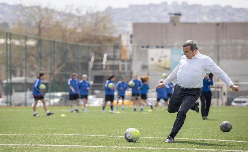 Batur’dan kadın futbolculara moral ziyareti