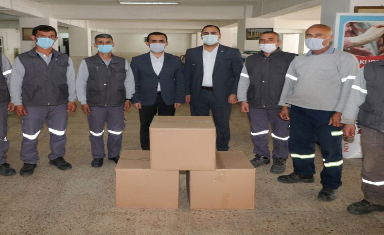 Bergama Belediyesi TİS sözleşmesi olmayan işçilerine gıda yardımı yaptı