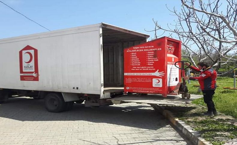 Beydağ'da belediye ve Kızılay iş birliğiyle çeşitli noktalara giysi kutusu konuldu