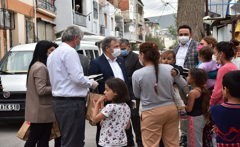 Bornova’da Ramazan yardımları sürüyor