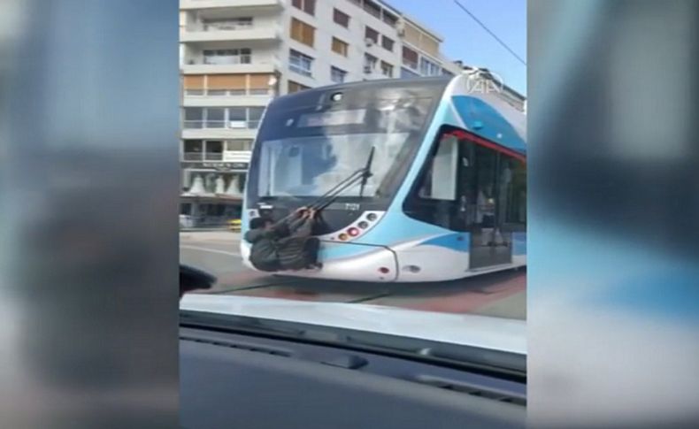 Çocukların tramvayda tehlikeli yolculuğu kamerada