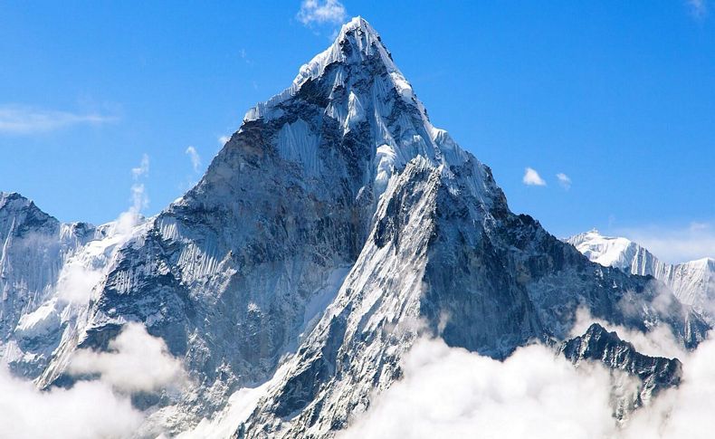 Everest Dağı'nda ilk koronavirüs vakası tespit edildi