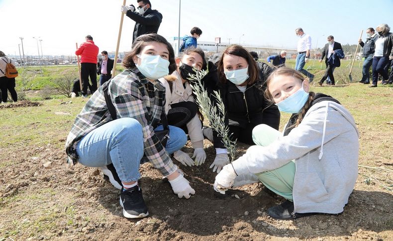 Gaziemirli çocuklar 200 zeytini toprakla buluşturdu