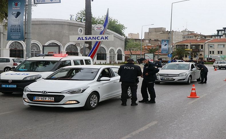 İzmir'de sıkı denetleme: Araçlar tek tek kontrol ediliyor