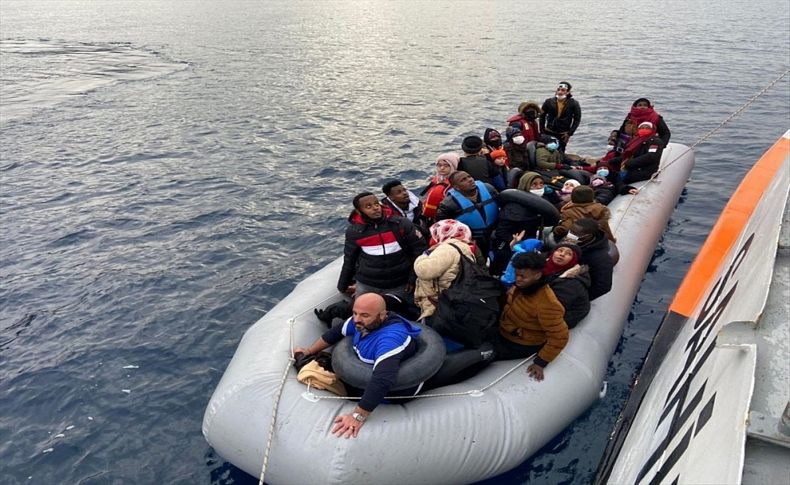 İzmir açıklarında geri itilen 26 göçmen kurtarıldı
