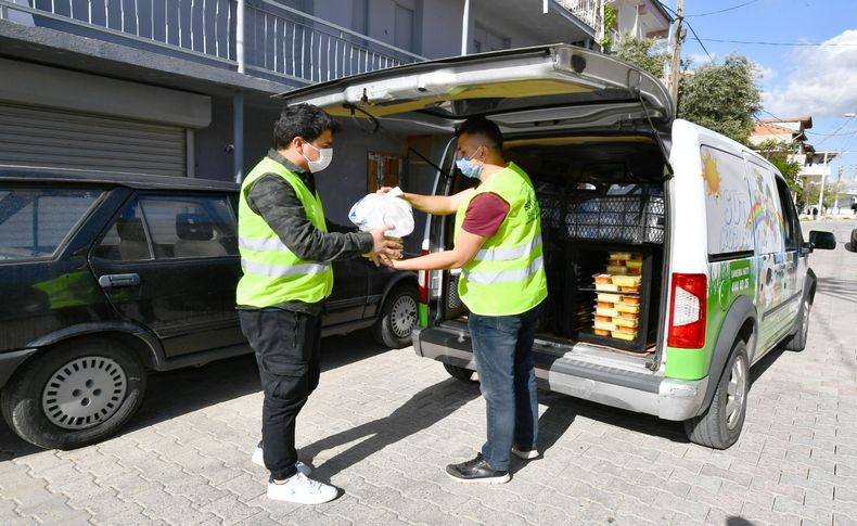İzmir'de dayanışma büyüyor! 176 bin 500 kişilik iftar yemeği dağıtıldı