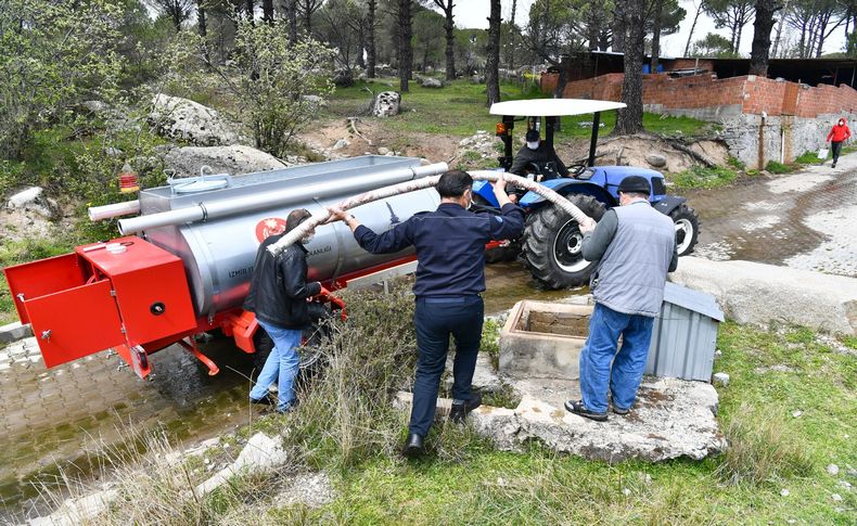 İzmir Büyükşehir Belediyesi orman köylerine 60 su tankeri dağıttı