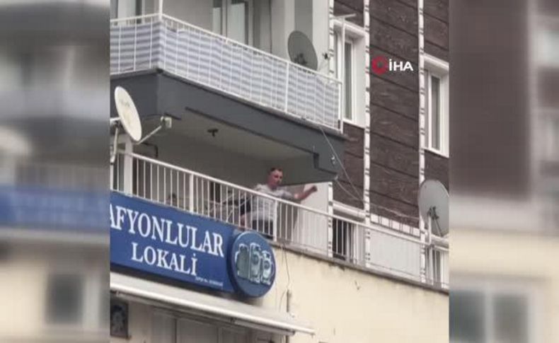 İzmir'de alkollü şahıs tartıştığı esnafa balkondan balta fırlattı