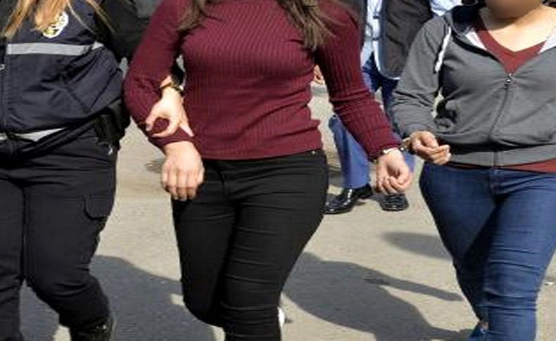 İzmir'de çeşitli suçlardan aranan 2 kadın yakalandı